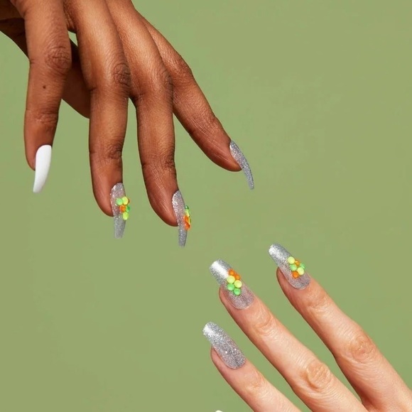 VOGUISH FANTASY GLOW EFFECT | KISS PRESS ON NAILS - Picture 2 of 3